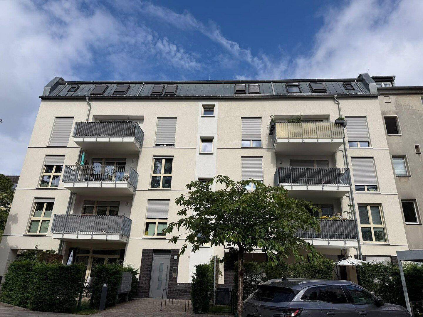 Penthouse-Feeling mit Aufzug & Dachterrasse: ruhig wohnen, privat genießen, attraktiv vermieten