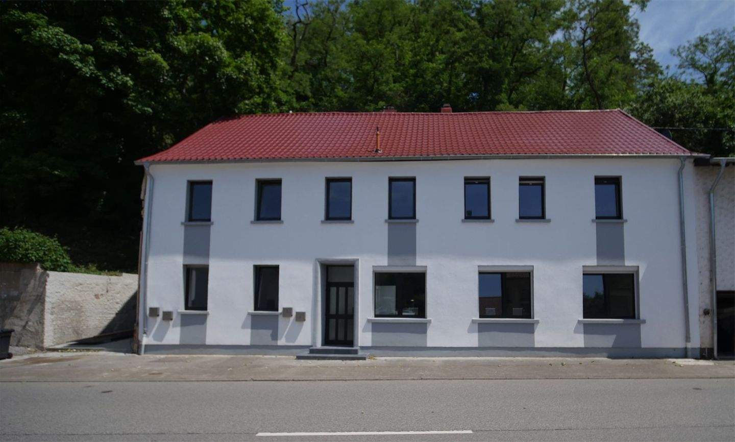 Vermietetes und saniertes 4-FH – Neunkirchen – Bild 1 von 9