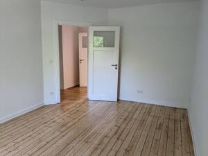 helle 2,5-Zimmer-Wohnung mit Balkon im Hochparterre zum 01.09. zu vermieten