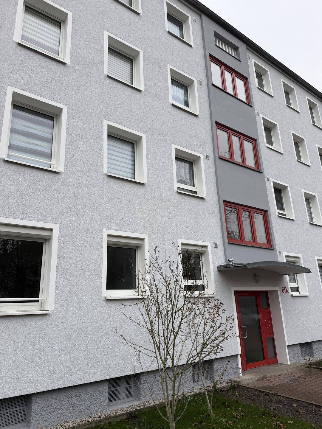 Bad mit Fenster, großer Balkon, mit Gartenantei, und Stellplatz