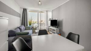 Weitblick über München: lichtdurchflutete 1,5-Zimmer-Wohnung mit Loggia und Tiefgaragenstellplatz – 80995 München – Vorschaubild 4