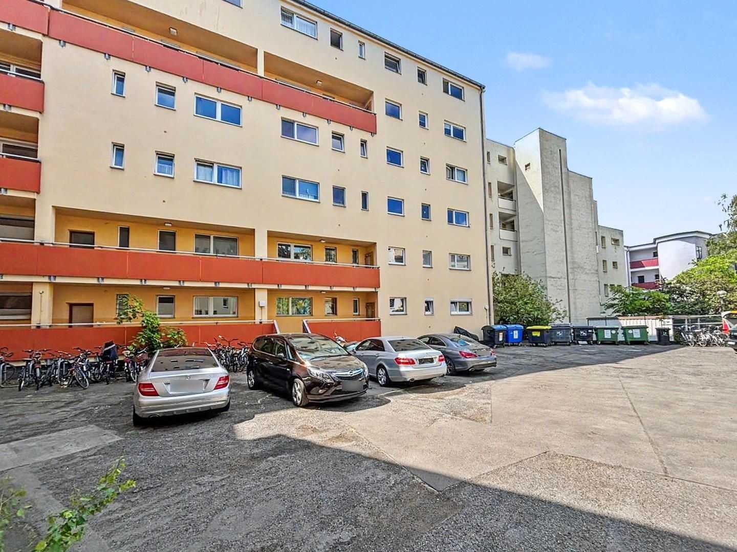 Bezugsfreie 3-Zimmer-Dachgeschosswohnung mit Balkon in City-Lage unweit Schloss Charlottenburg – Berlin – Vorschaubild 2
