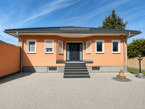 Wohnen im Grünen mit Stadtnähe - Exklusiver Bungalow in Holzhausen mit Pool und Erdwärmepumpe