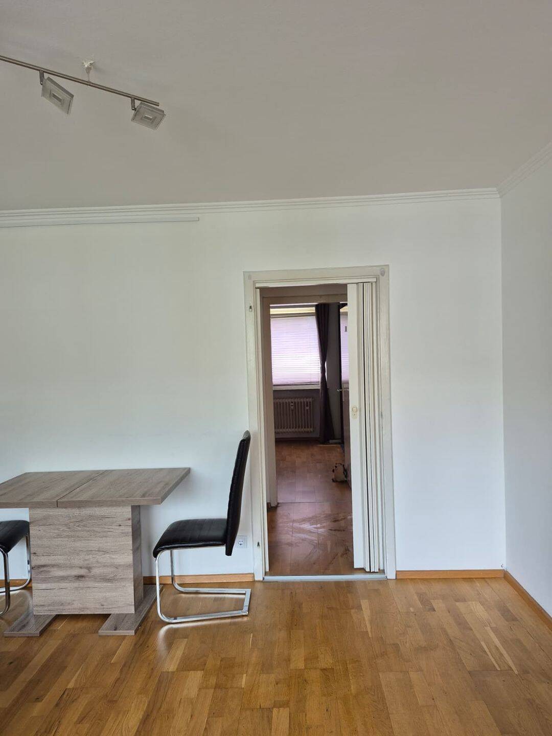 Real Schwabing, direct in Leopoldstr central but quiet, ready to move. all inclusive (Electricity also) – München – Vorschaubild 4