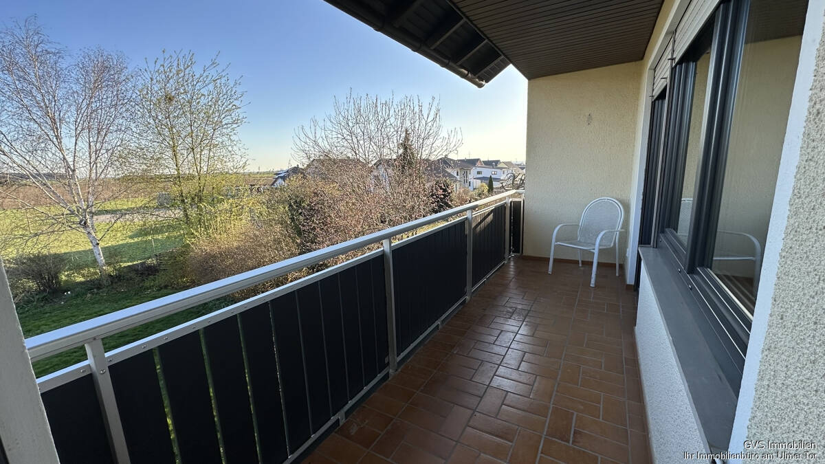3-Zimmer-Wohnung mit Südbalkon, Garten und Garage
