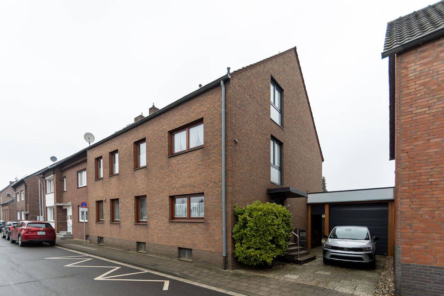 Großes Grundstück in Rheinnähe mit einem Dreifamilienhaus und einer Gewerbehalle – Neuss – Bild 1 von 8