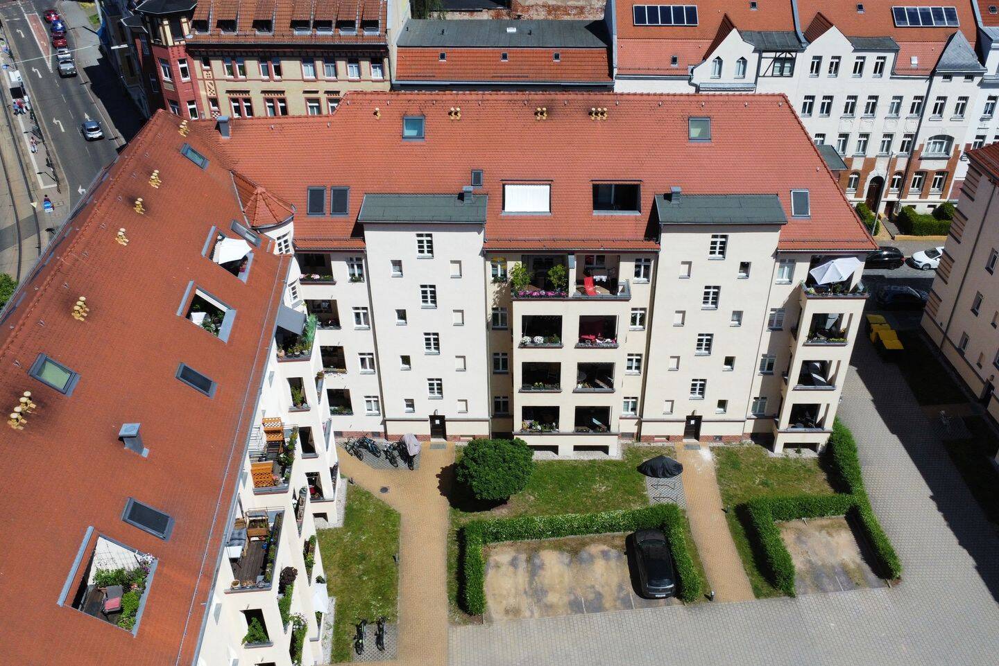 WERTIGE INVESTITION | Vermietete 2-Raum-Wohnung mit Balkon, Tageslichtbad & Parkettboden