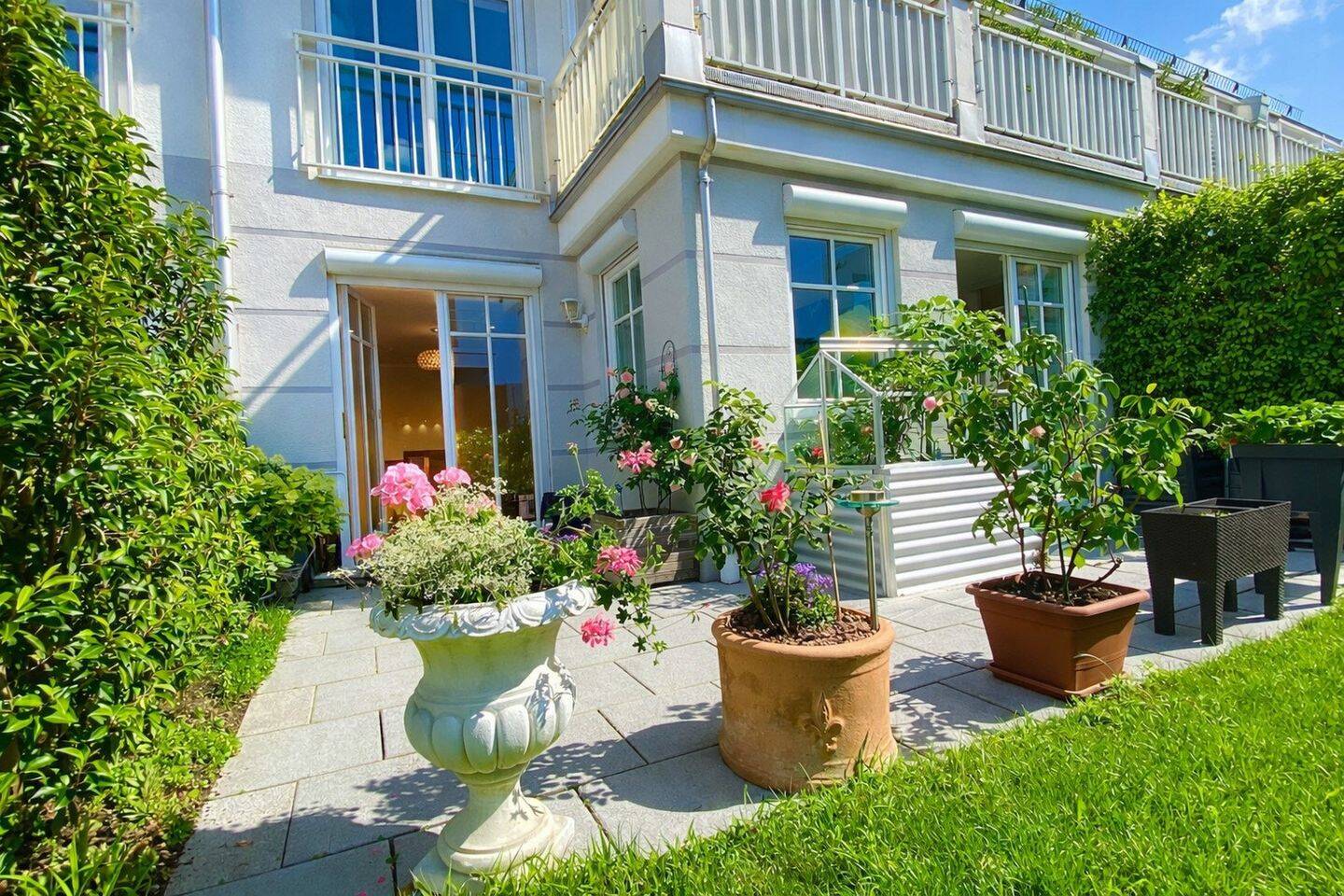 Haus-im-Haus in Stadtvilla: 3-Zimmer-Gartenwohnung mit Südterrasse, Privatgarten, Energiek A und TG
