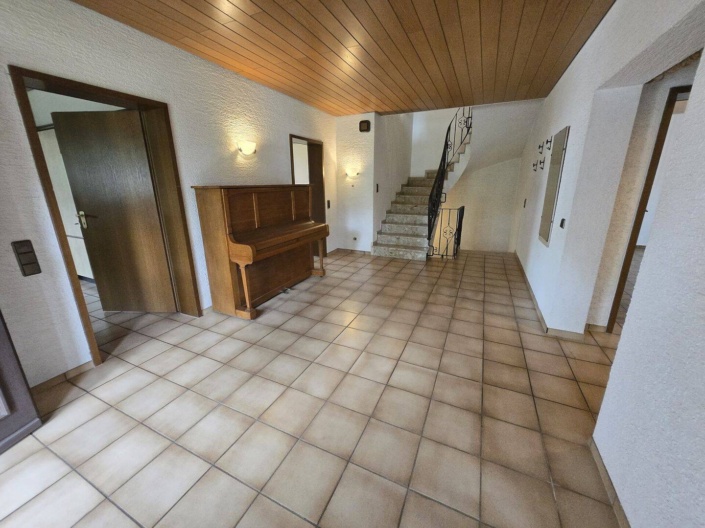 Gepflegte Doppelhaushälfte mit großzügigem Raumangebot und Garten in ruhiger Lage – Schmelz – Vorschaubild 2