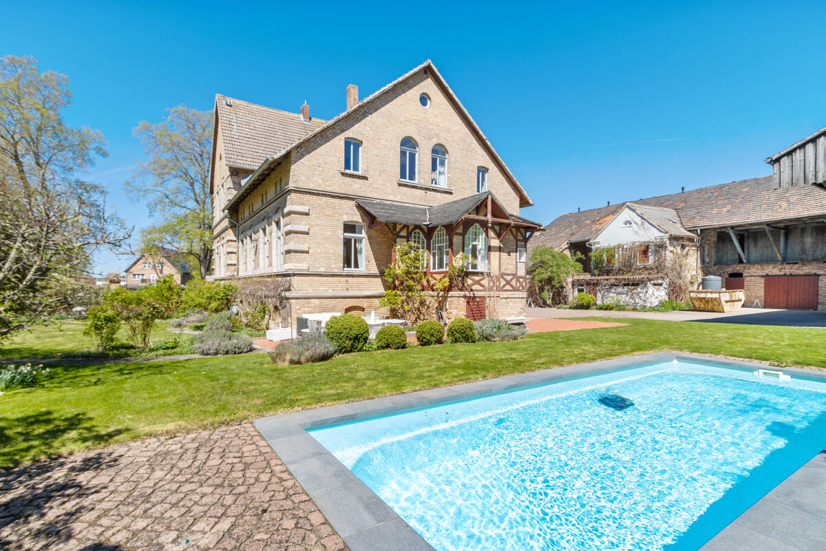 Kernsaniertes und strahlendes "Liebhaberstück" - großes Einfamilienhaus in Steuden!