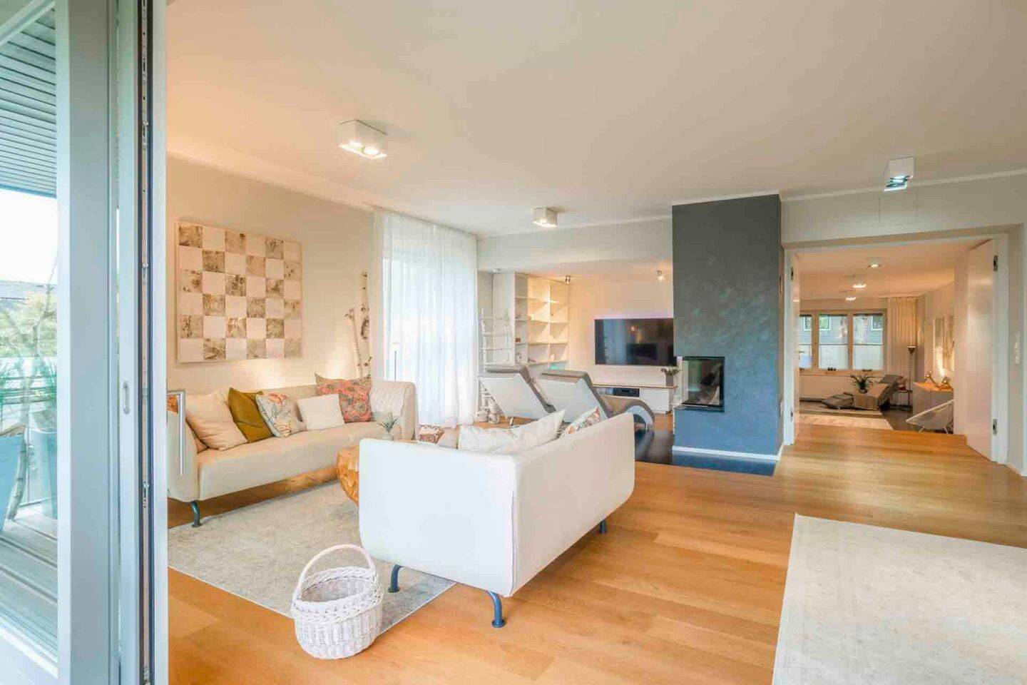10-Zimmer-Villa mit Wasserblick auf den Hermsdorfer See: Ideal für große Familien und Naturliebhaber – Berlin – Bild 1 von 9