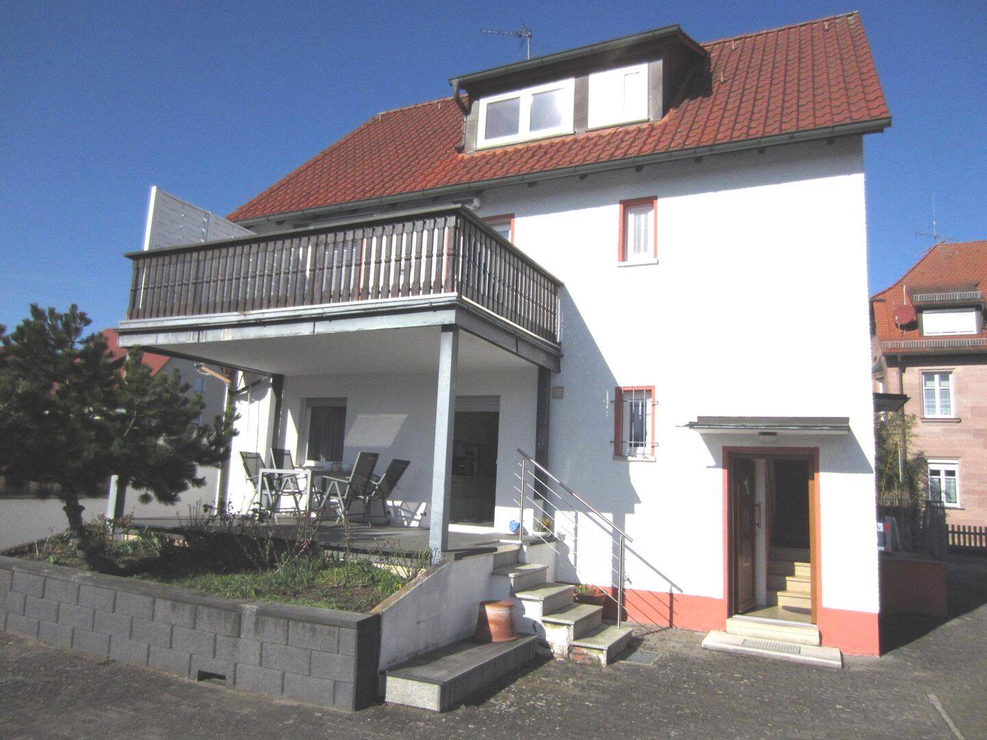 2 - 3 Familienhaus mit Garagen in Nürnberg-Fischbach