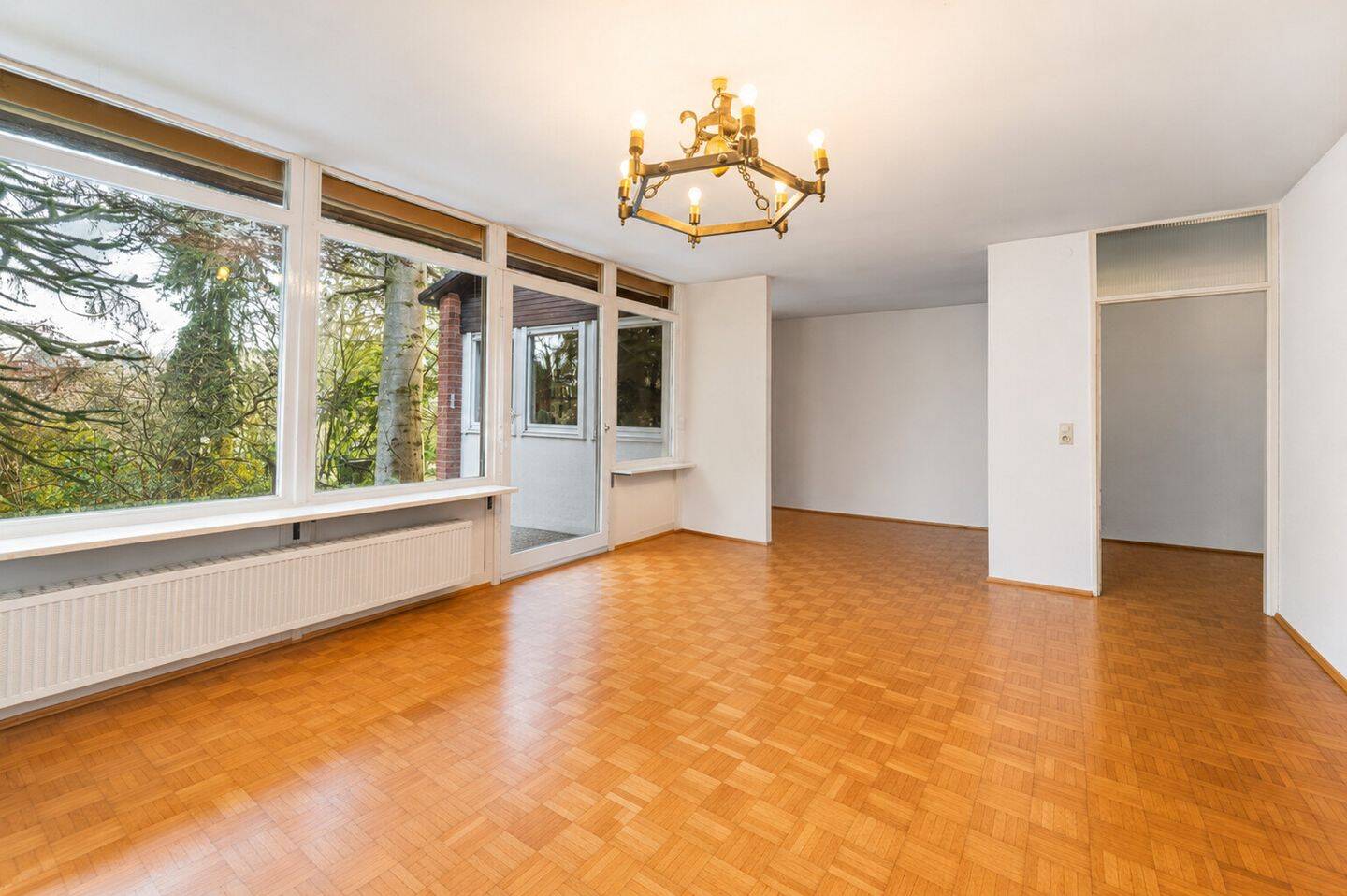 Kult 70er Jahre Bungalow: 135qm Wohnen auf einer Ebene, riesige Fensterfronten, idyllischer Garten! Preis auf Nachfrage – Nürnberg – Vorschaubild 2