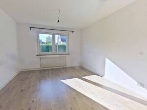 Große 2-Zimmer-Wohnung mit BALKON, modernem Wannenbad und viel Lichteinfall – 33649 Bielefeld – Vorschaubild 3