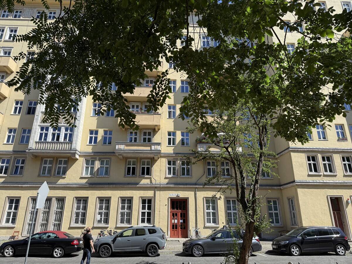 Gut vermietete 3-Zimmer-Wohnung im Henselmannbau, unweit dem Strausberger Platz ***Lift***Wannenbad*** – 10243 Berlin – Bild 1 von 9