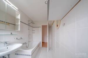 Attraktive 3 Zimmer-Wohnung mit Loggia, Aufzug & Stellplatz im Münchner Norden – 80935 München – Vorschaubild 7