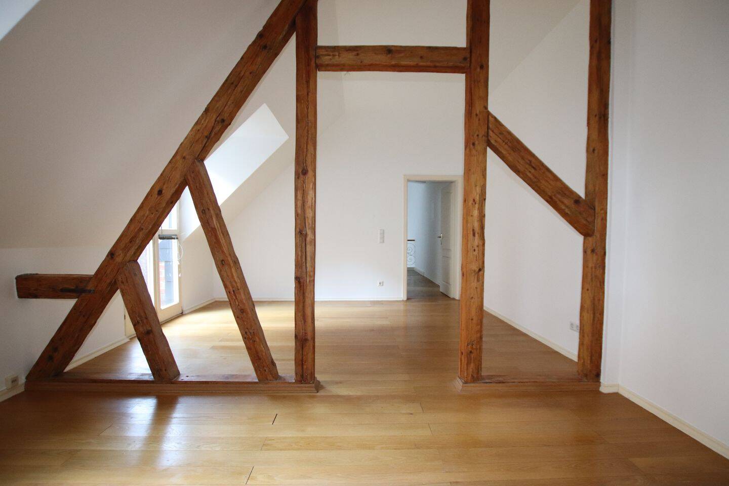 Stilvolle Maisonettewohnung im Wiesbadener Westend mit ca. 106 m² Wohnfläche und zwei Balkonen – Wiesbaden – Vorschaubild 8