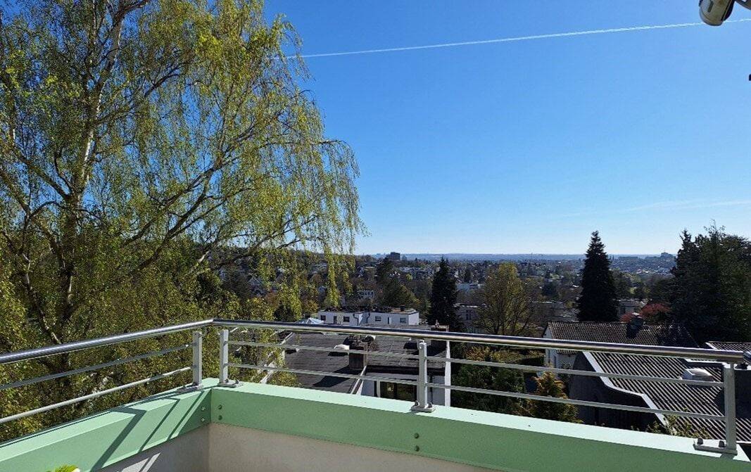 Wohnen mit Panorama-Weitblick. Lichtdurchflutete 2-Zi.-Wohnung mit Terrasse & Balkon in Wiesbaden-Sonnenberg