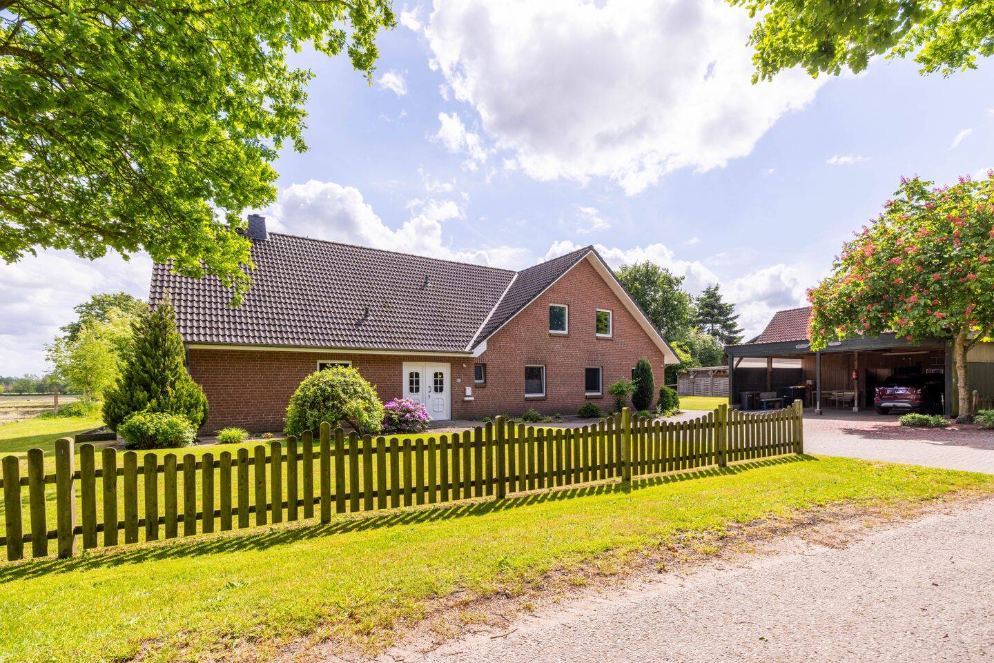 Familienhaus plus Einliegerwohnung auf Traumgrundstück mit 2.354 m² Größe in Hohn – Hohn – Vorschaubild 2