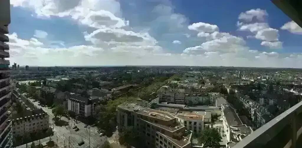 Vollmöblierte 3-Zimmer-Etagen- Wohnung inkl. Einbauküche, Balkon und PKW Tiefgaragenstellplatz in einem gepflegtem Hochhaus samt Fernblick
