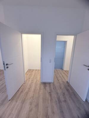Frisch sanierte 2-Raum-Wohnung mit Einbauküche, Bad mit Wanne, & Carport-Stellplatz – 6246 Bad Lauchstädt – Vorschaubild 6