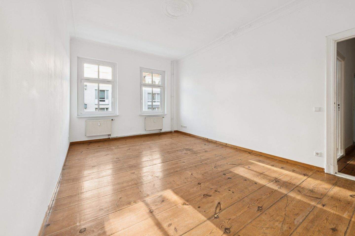 Charmante Altbauwohnung mit Balkon in bester Lage von Prenzlauer Berg - Bezugsfrei - Keine Maklerprovision – Berlin – Bild 1 von 9