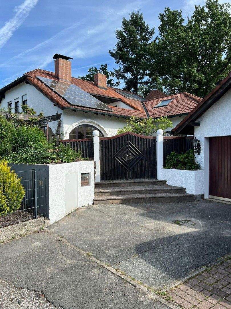 Diskrete Unternehmervilla in Bestlage von Röttenbach – Röttenbach – Bild 1 von 9