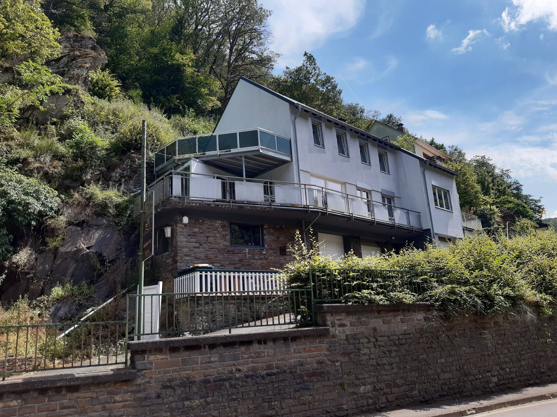 Interessantes Einfamilienhaus mit Dachterrasse, großem Balkon und 2 Garagen in idyllischer Wohnlage von Bad Bertrich – Bad Bertrich – Vorschaubild 4