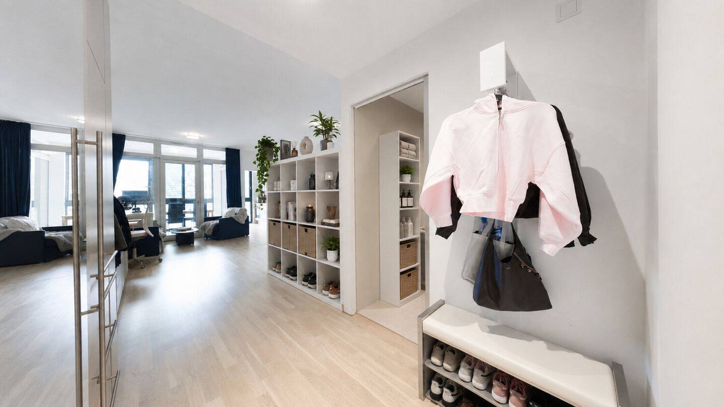 Voll möblierte, moderne 1,5-Zimmer-Wohnung mit Wintergarten in Bogenhausen – München – Vorschaubild 3