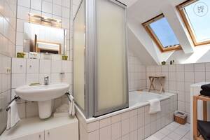Charmante möblierte DG-Wohnung mit Internet und TG-Stellplatz in Stuttgart Birkach – 70599 Stuttgart – Vorschaubild 4