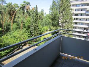 Renovierte und gepflegte 2 Zimmer Whg. mit großem Balkon und Waldblick Erlangen z. verkaufen. – 91056 Erlangen – Vorschaubild 2