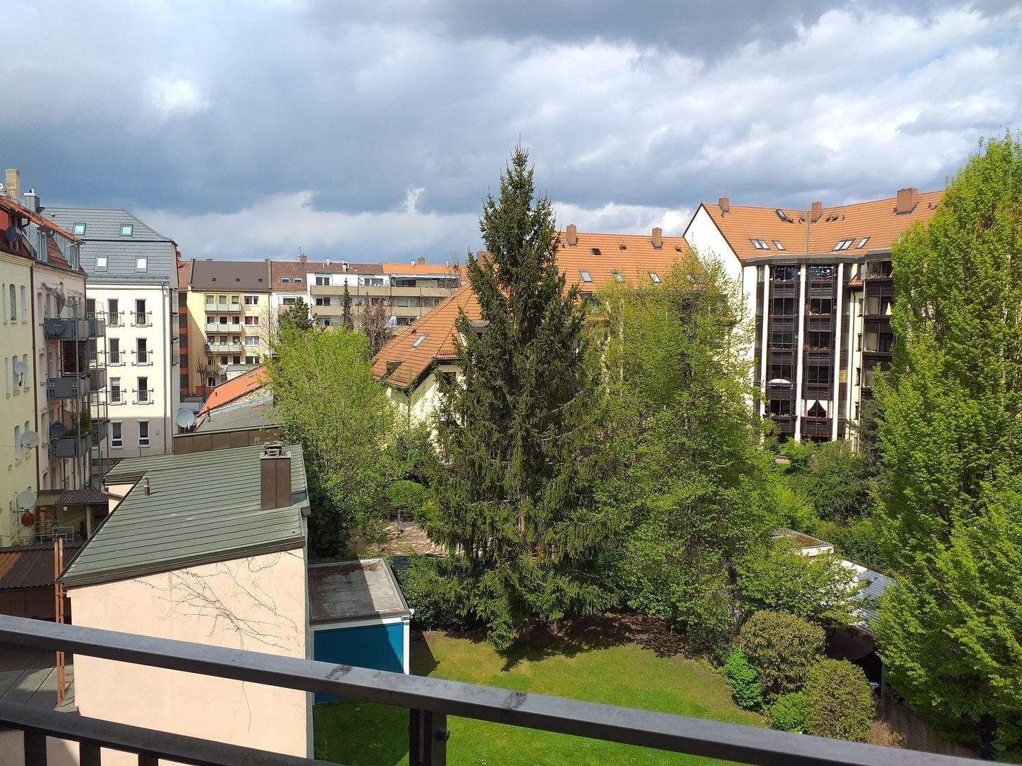 Nürnberg Nord: vermietete 2-Zimmer DG-Wohnung mit Balkon, kleine Singleküche, Duschbad mit Fenster - zu verkaufen – Nürnberg – Vorschaubild 2
