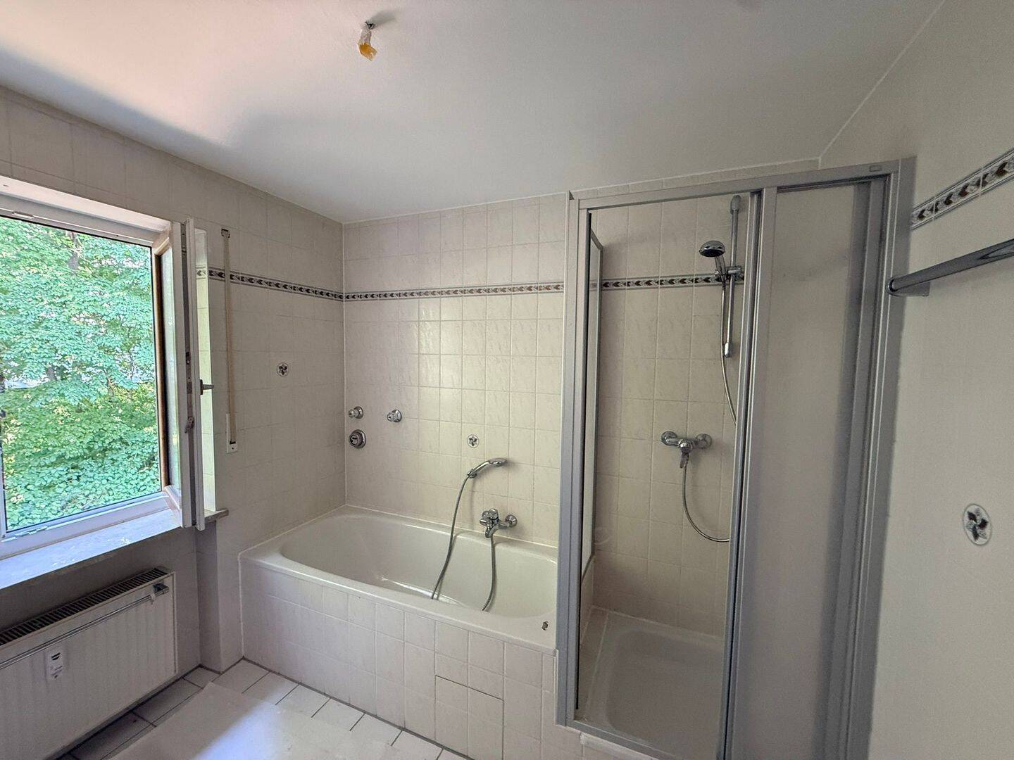 Frisch renovierte 2-Zimmer-Wohnung mit Balkon // Hochwertige neue Einbauküche inkl. Geräten // Modernisierte Böden // München-Kirchtrudering – München – Vorschaubild 6