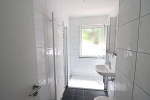 Ab 01.10. Ersteinzug nach Sanierung, 3,5-Zimmer Wohnung mit Balkon, Fernwärme in Parklage – 46117 Oberhausen – Vorschaubild 3