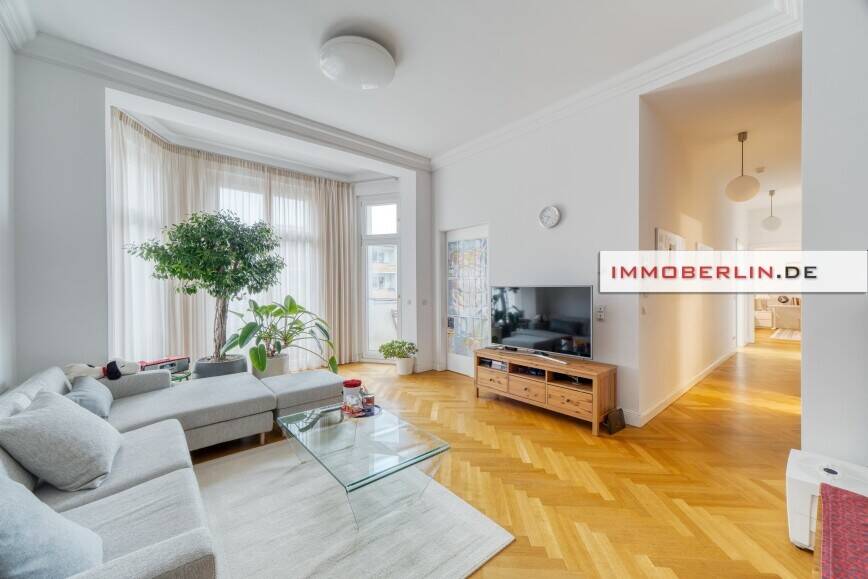 IMMOBERLIN.DE - Toplage! Exquisite Altbauwohnung mit großem Balkon am KaDeWe – Berlin – Bild 1 von 9