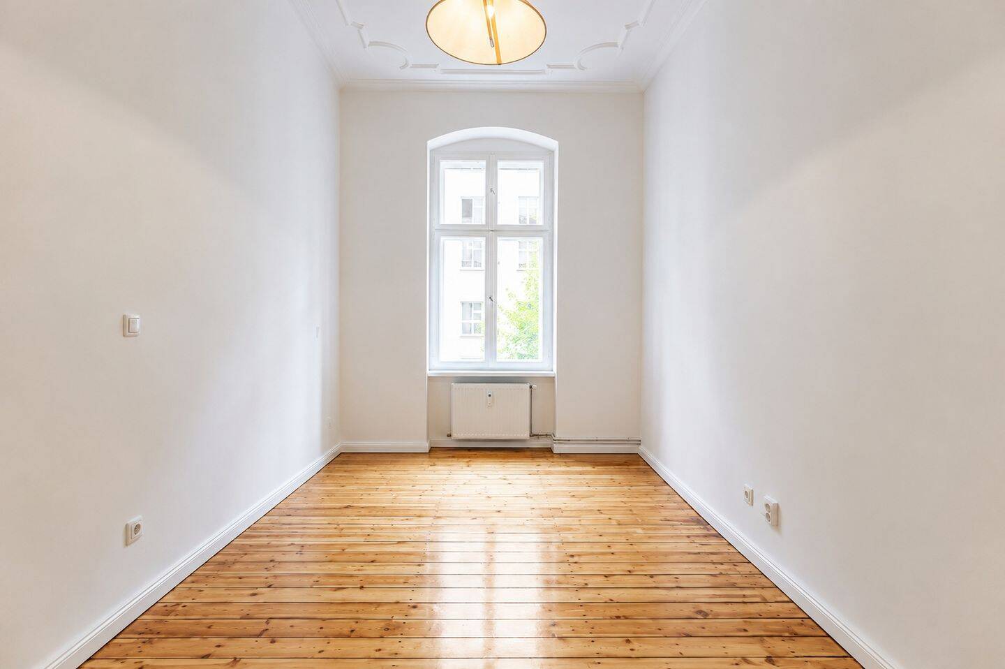 Stilvoll sanierte 2-Zi.-Altbauwohnung mit Balkon, Aufzug & Stuck in ruhiger Nebenstraße – Berlin – Vorschaubild 4