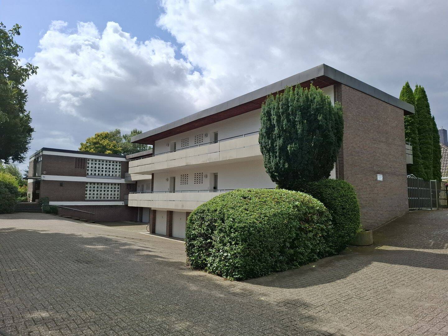 Interessantes Renditeobjekt mit Potential: Mehrfamilienhaus mit Einfamilienhaus und abtrennbarem Baugrundstück – Oldenburg – Bild 1 von 9
