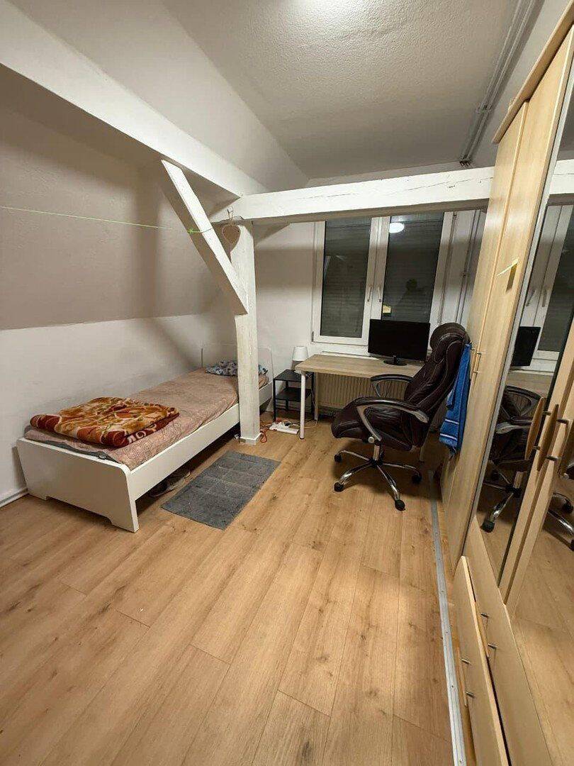 Wunderschöne 3 Zi Dachgeschoss Wohnung mit Balkon und Küche – Nürnberg – Vorschaubild 4