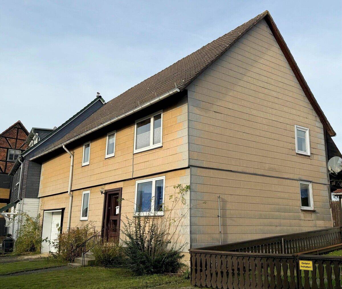 !PROVISIONSFREI! Einfamilienhaus in Staufenberg-Landwehrhagen (6 Zi) - wohnlich & gepflegt in der Dorfmitte ++ Balkon, Garten, Garage, Kaminanschluss, – Staufenberg – Bild 1 von 9