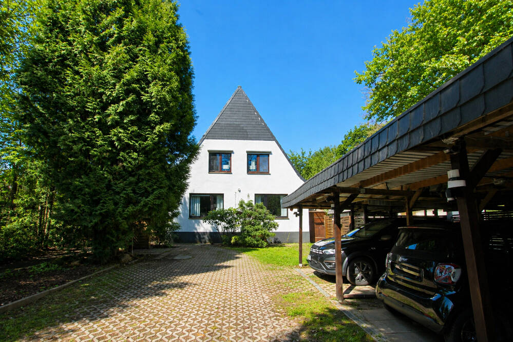 Großzügiges Zweifamilienhaus mit schönem Grundstück!