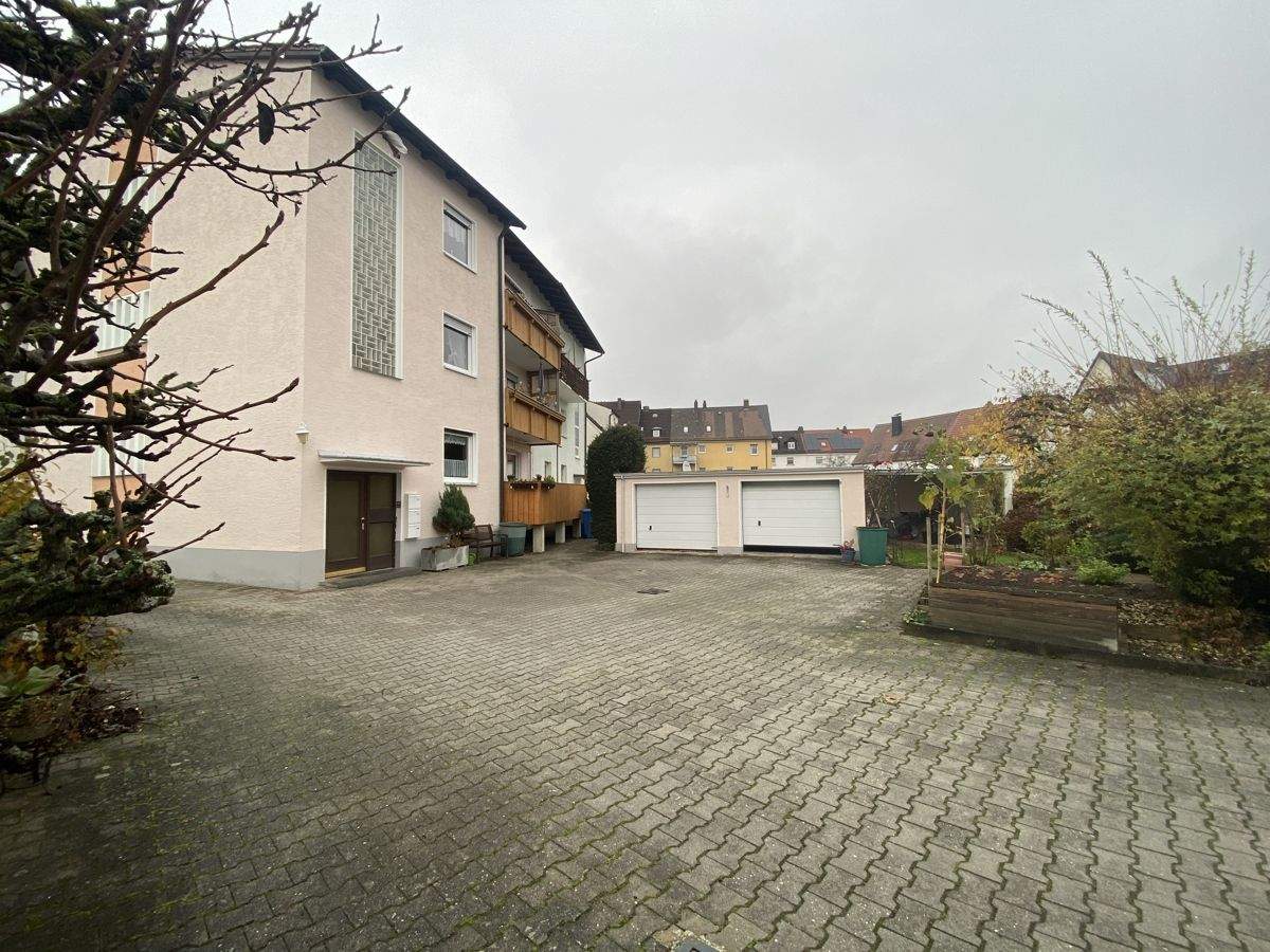 Voll vermietetes 3-Familienhaus mit 2 Garagen und Stellplatz in zentrumsnaher Lage in Weiden zu verkaufen! – Weiden in der Oberpfalz – Bild 1 von 3
