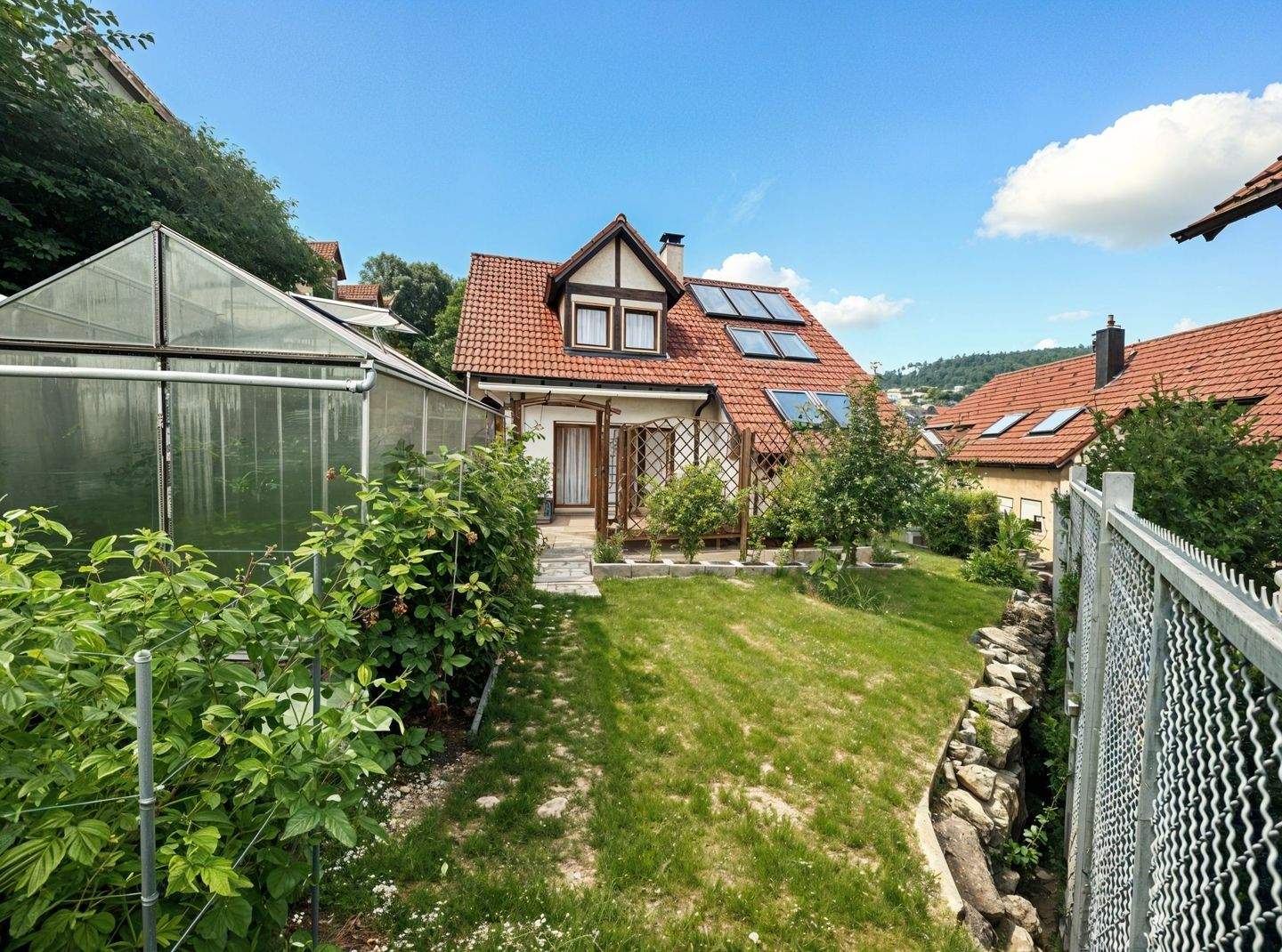 Freistehendes Einfamilienhaus in zentraler und ruhiger Lage mit gepflegtem Garten. – Albstadt – Bild 1 von 9