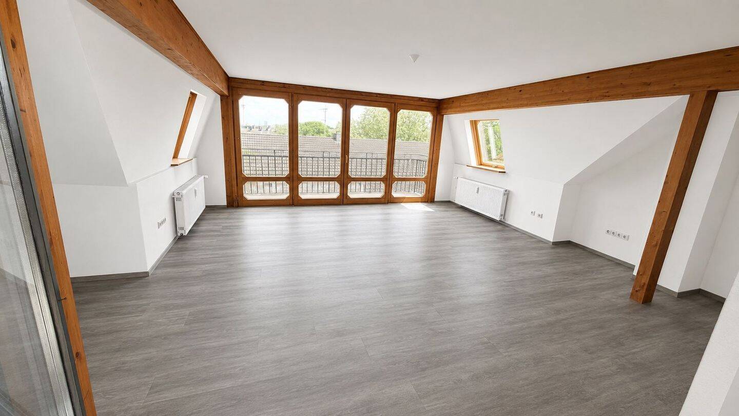 Lichtdurchflutete Dachetage mit Balkon & Loggia inkl. Küche