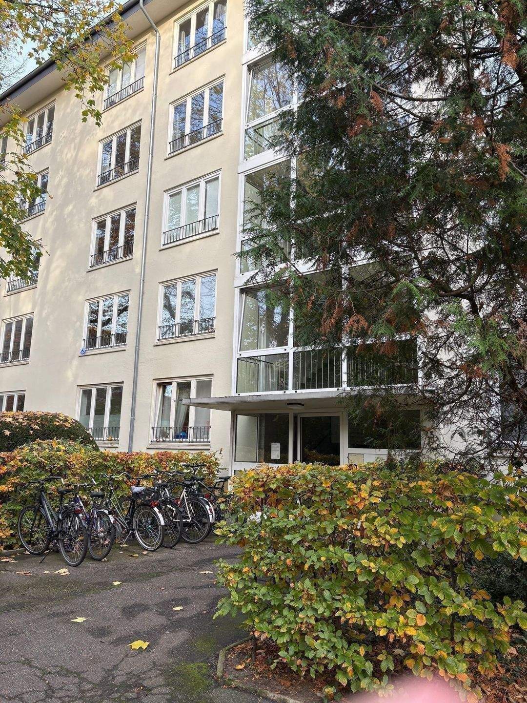 Winterhude: Appartement, ebenerdiges Duschbad, Einbauküche, 1. OG, Fahrstuhl, französicher Balkon, renoviert!!***
