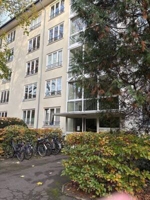 Winterhude: Appartement, ebenerdiges Duschbad, Einbauküche, 1. OG, Fahrstuhl, französicher Balkon, renoviert!!***