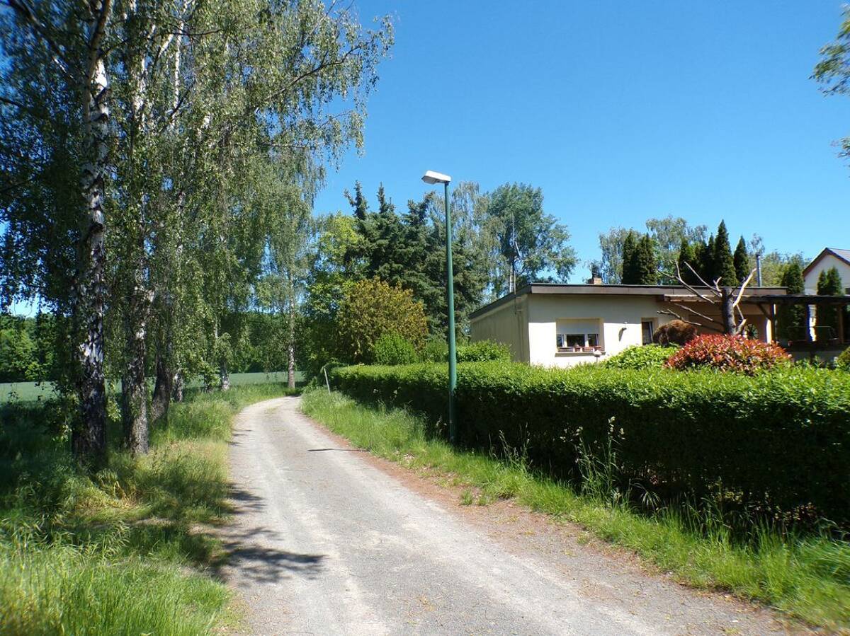 850 m² Eckgrundstück am Landschaftsschutzgebiet (unverbaubar) Bungalow, Keller, Nebengebäude, Garage – 4349 Leipzig – Bild 1 von 9