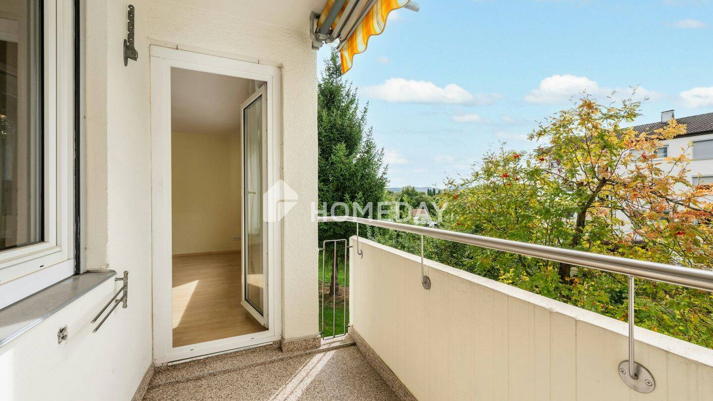 Helle 3-Zimmer-Wohnung mit Loggia und Einbauküche in gepflegtem Mehrfamilienhaus – Metzingen – Bild 1 von 9