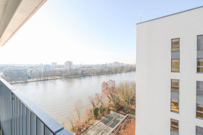 Sonnenverwöhnte Etagenwohnung mit Balkon, moderner Einbauküche und großzügigem Wohnambiente