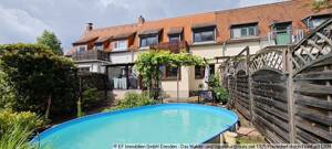 Ruhiges Reihenmittelhaus mit 300 m² Grundstück, 110,75 m² Wohnfläche, Garage, Pool, Wintergarten, Balkon, Pavillion u. Holzunterstand in 01109 Dresden