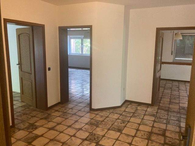 Solide Liegenschaft mit Einliegerwohnung großem Garten, Terrasse, Balkon und Doppelgarage in gesuchter Lage von Jülich ! – Jülich – Vorschaubild 7